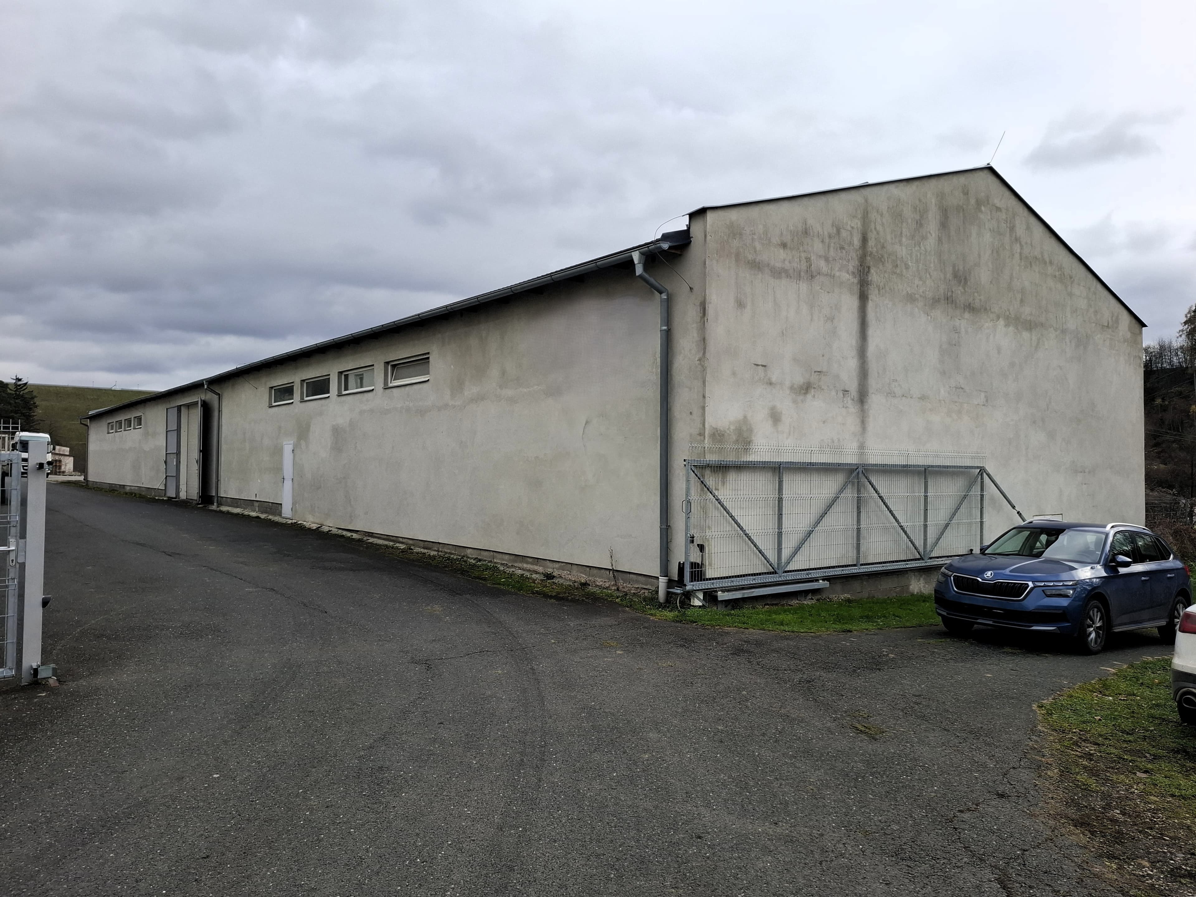 Industrial hall Nesmerice